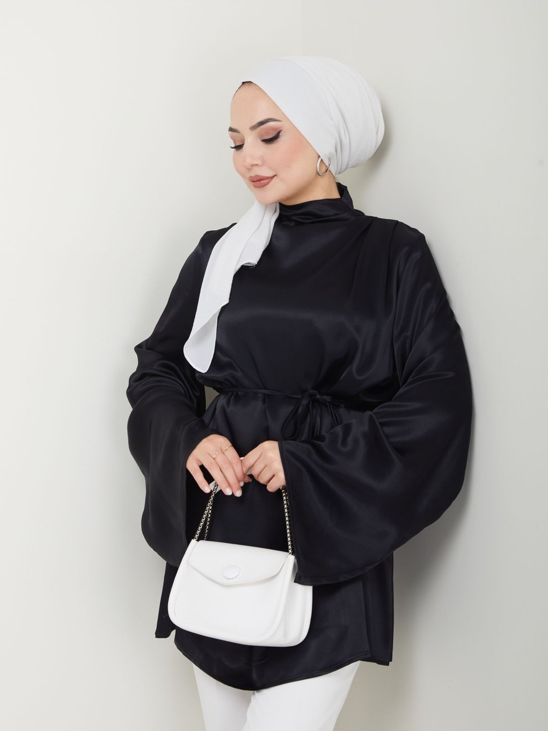 Tate Saten Bağcıklı Siyah Tunik Bluz