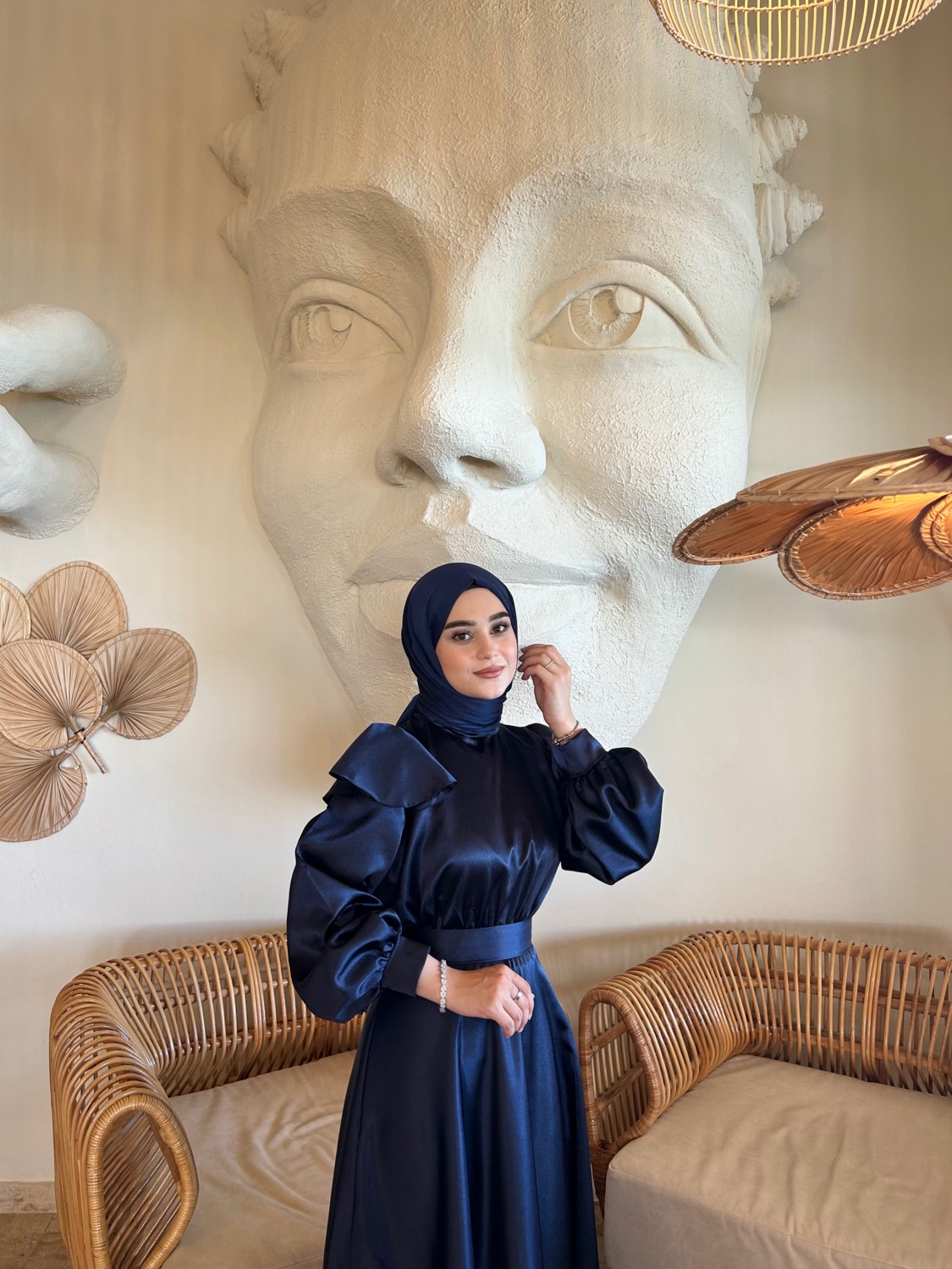 By Atelier Cindy Lacivert Saten Uzun Kollu Desensiz Tesettür Abiye Elbise, Özel Günler İçin Şık ve Zarif Tasarım görsel 4