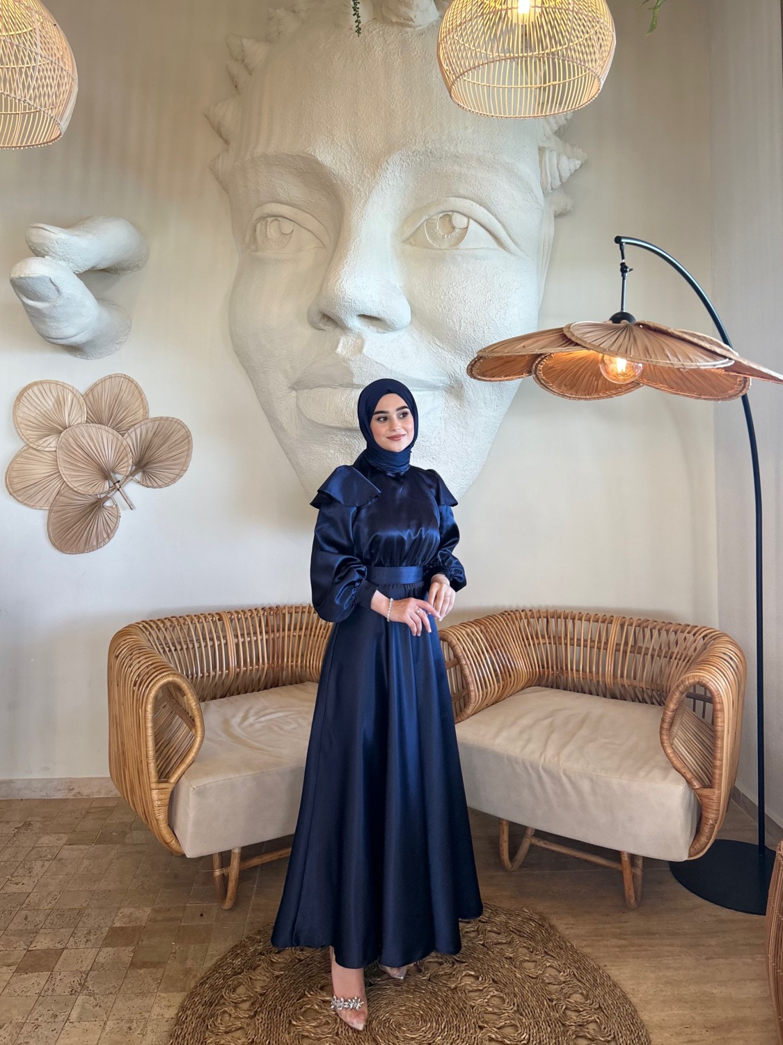 By Atelier Cindy Lacivert Saten Uzun Kollu Desensiz Tesettür Abiye Elbise, Özel Günler İçin Şık ve Zarif Tasarım görsel 5