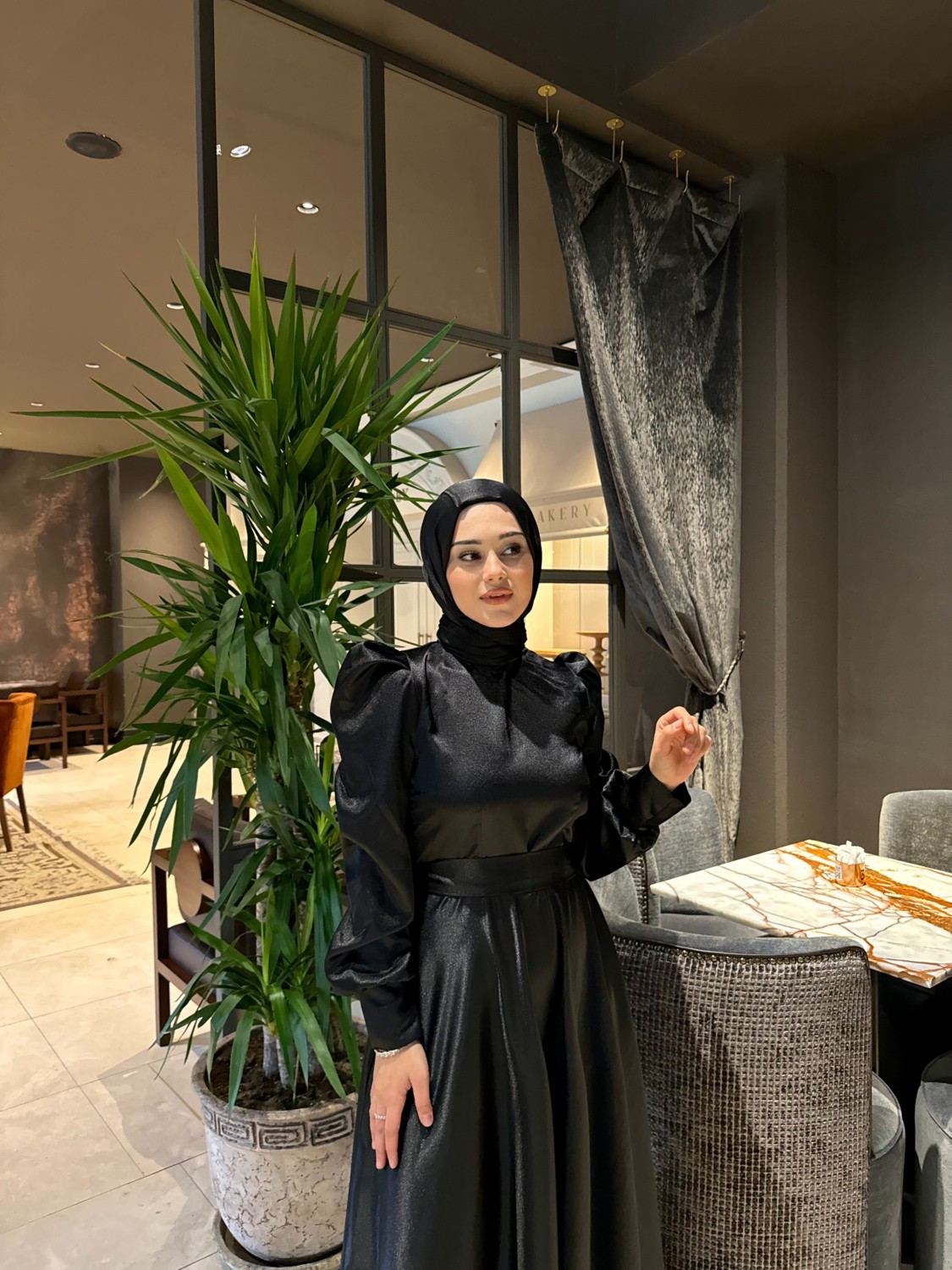 By Atelier Cindy Lacivert Saten Uzun Kollu Desensiz Tesettür Abiye Elbise, Özel Günler İçin Şık ve Zarif Tasarım görsel 2