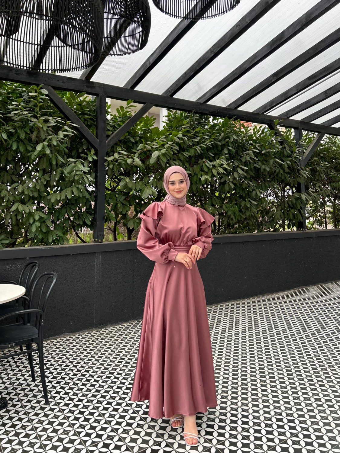 By Atelier Cindy Lacivert Saten Uzun Kollu Desensiz Tesettür Abiye Elbise, Özel Günler İçin Şık ve Zarif Tasarım
