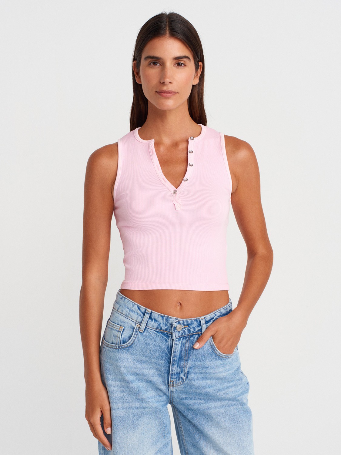 Dilvin 21005 Yıkama Efektli Kadın Crop Top Beyaz Kolsuz V Yaka Pamuklu Günlük Stil görsel 8