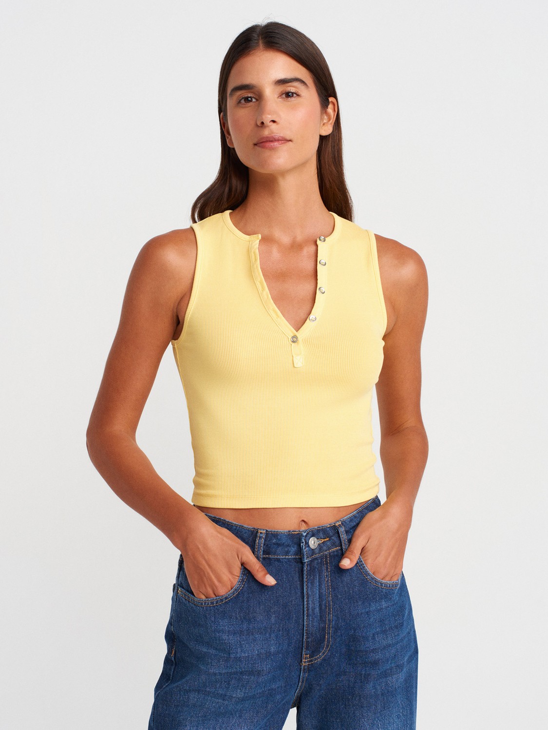 Dilvin 21005 Yıkama Efektli Kadın Crop Top Beyaz Kolsuz V Yaka Pamuklu Günlük Stil