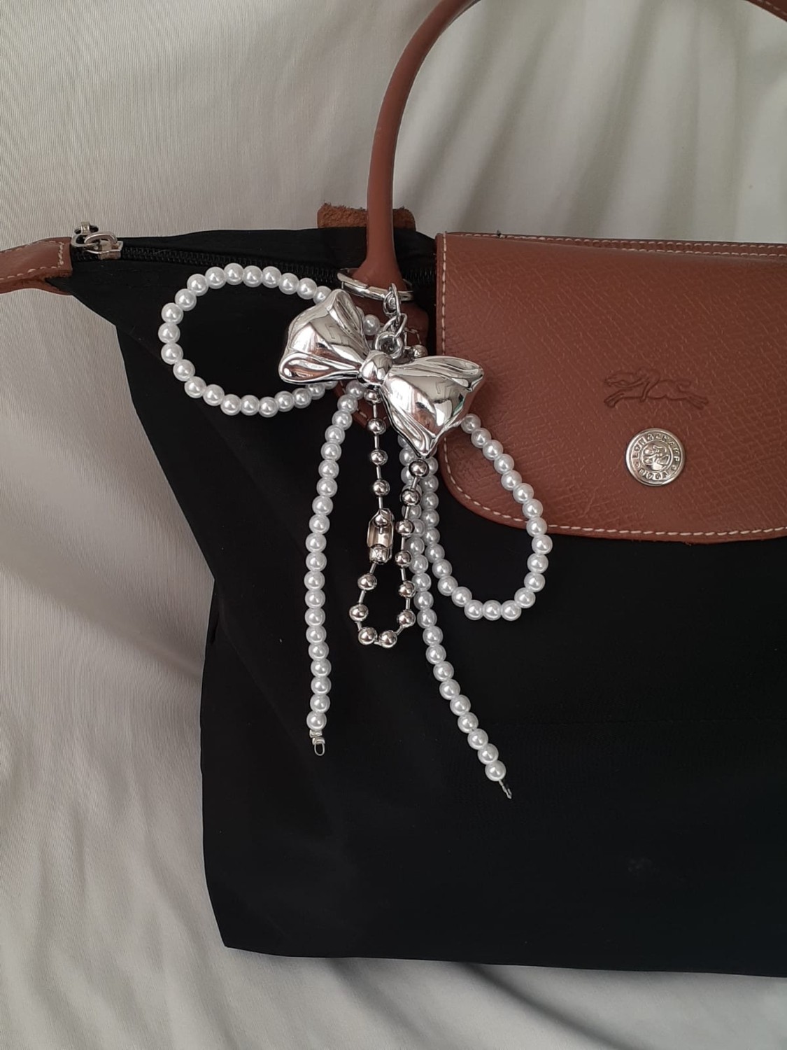 Bijouxuniques Fiyonklu Inci Taşlı Çanta Charmı