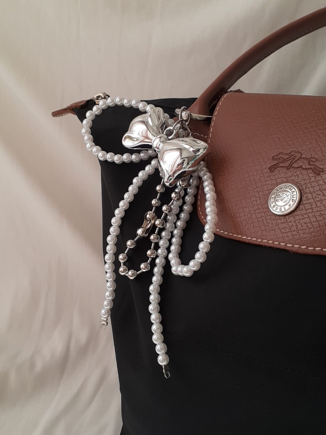 Bijouxuniques Fiyonklu Inci Taşlı Çanta Charmı görsel 3