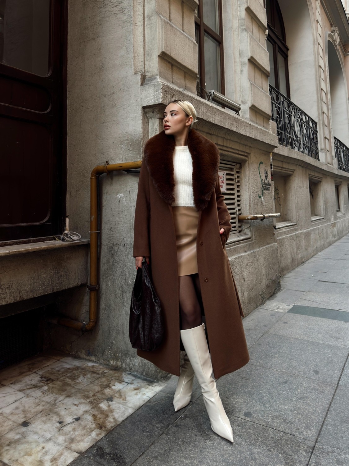 Olcay Yakası Çıkabilir Kürklü Çıt Çıt Kapamalı Ara Boy Kaban Tütün 3066