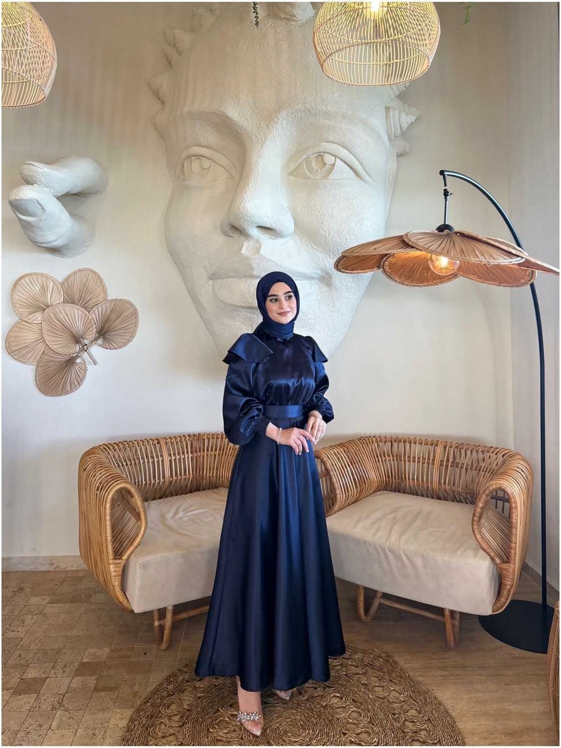 By Atelier Cindy Lacivert Saten Uzun Kollu Desensiz Tesettür Abiye Elbise, Özel Günler İçin Şık ve Zarif Tasarım görsel 6
