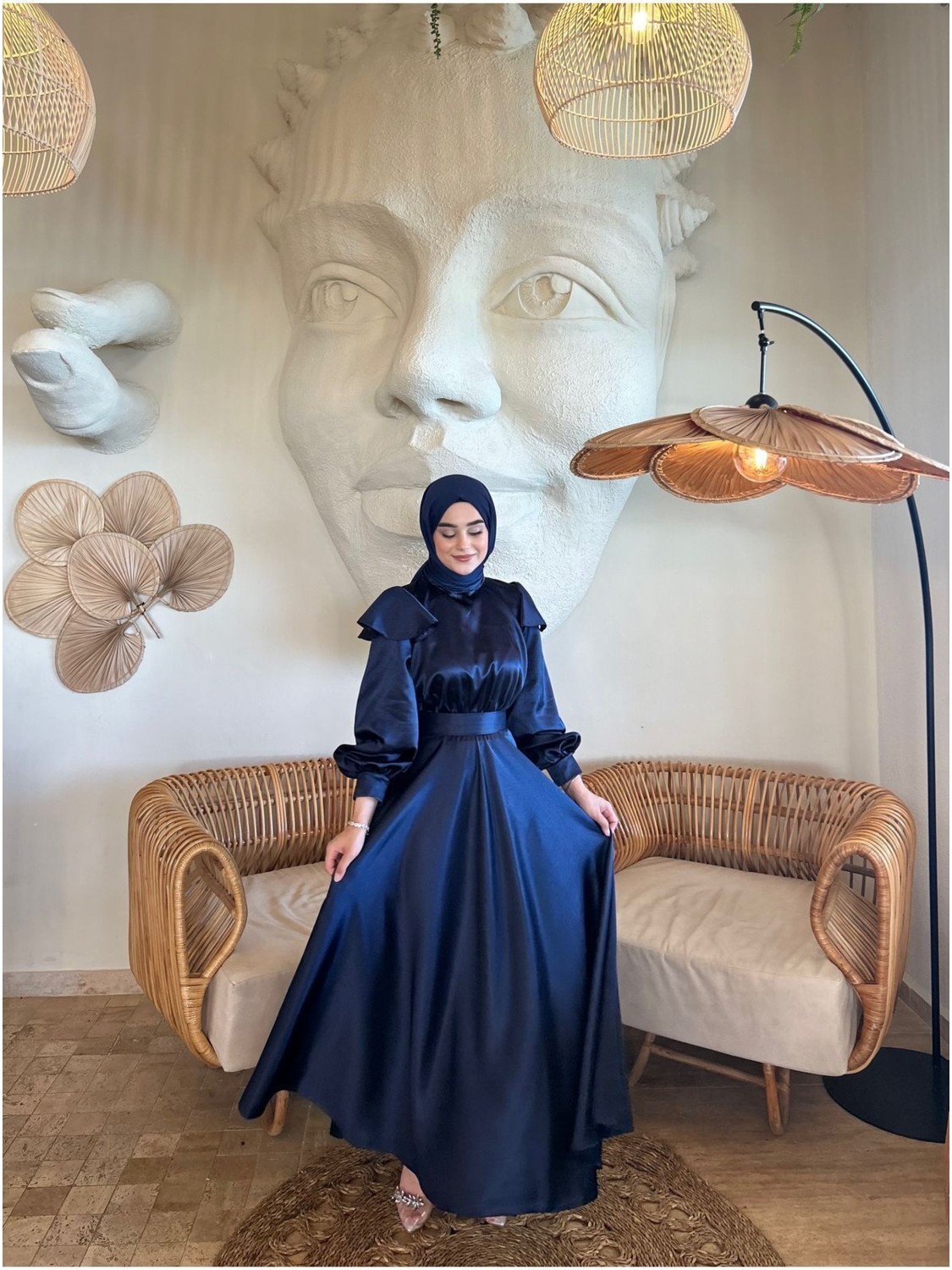 By Atelier Cindy Lacivert Saten Uzun Kollu Desensiz Tesettür Abiye Elbise, Özel Günler İçin Şık ve Zarif Tasarım görsel 8