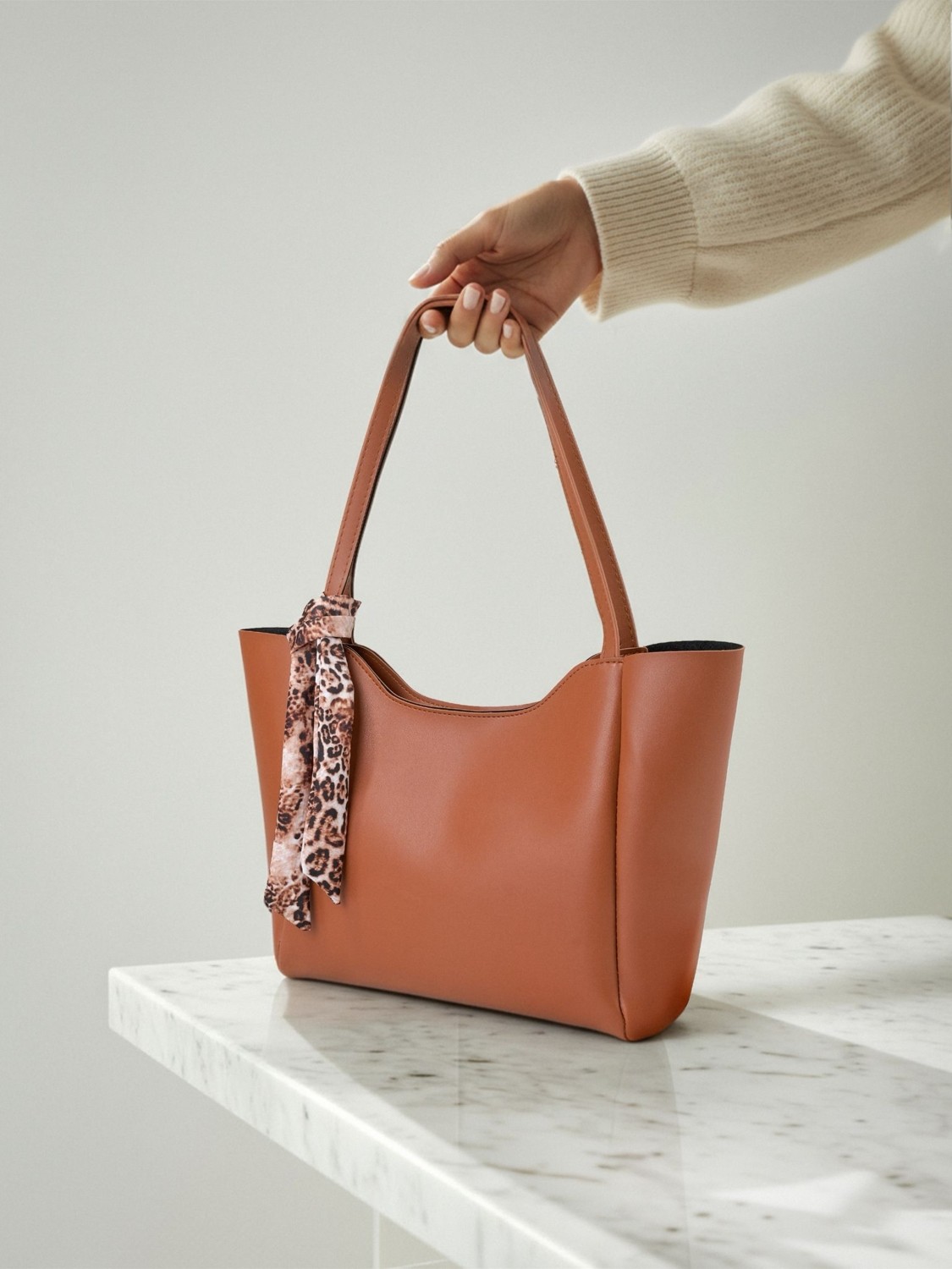 Mojeva Lumi Kadın Fular Hediyeli Fermuarlı Mıknatıs Kapamalı Shopper El ve Omuz Çantası