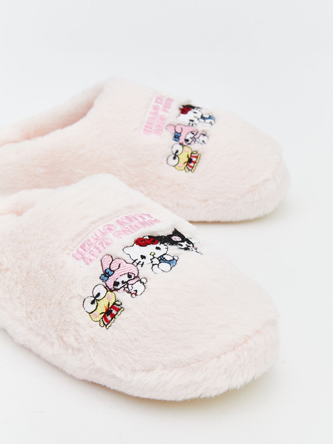 LC Waikiki Yeni Sezon Hello Kitty Nakışlı Pelüş Kız Çocuk Ev Terliği görsel 3