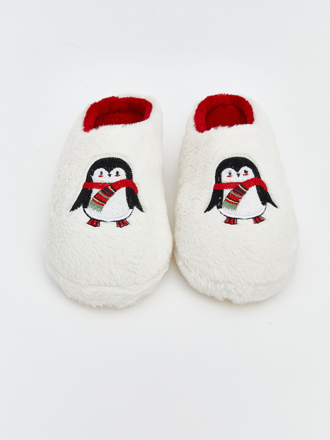 LC Waikiki Yeni Sezon Penguen Nakışlı Pelüş Kız Çocuk Ev Terliği görsel 3