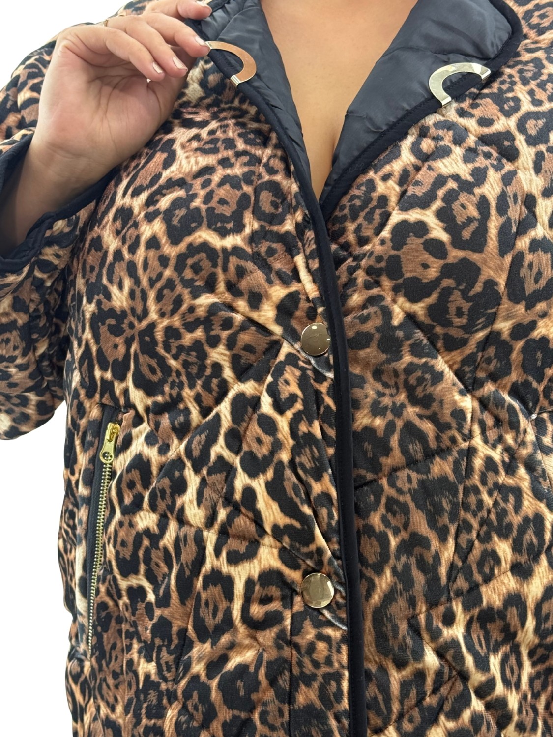 Maya Longa Büyük Beden Kadife Leopar Desenli Düğmeli Kapitone Cepli Kısa Kadın Mont Türk Malı görsel 2
