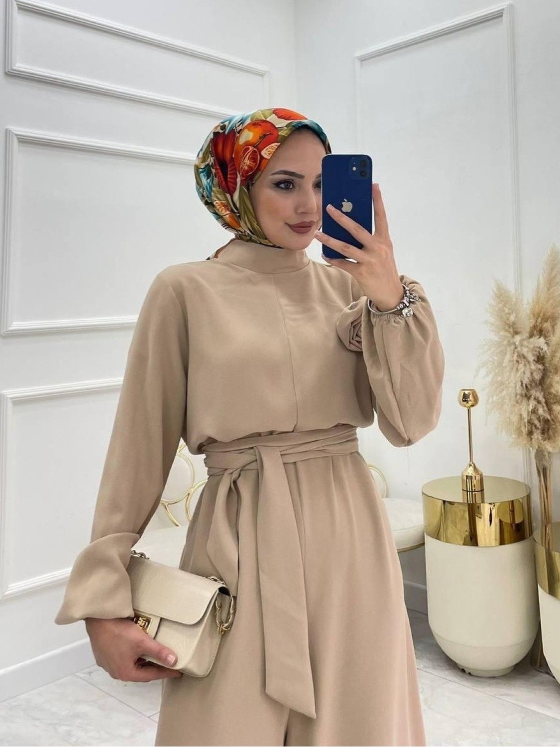 Moda Morfo Dik Yaka Kemerli Güllü Tulum -Vizon