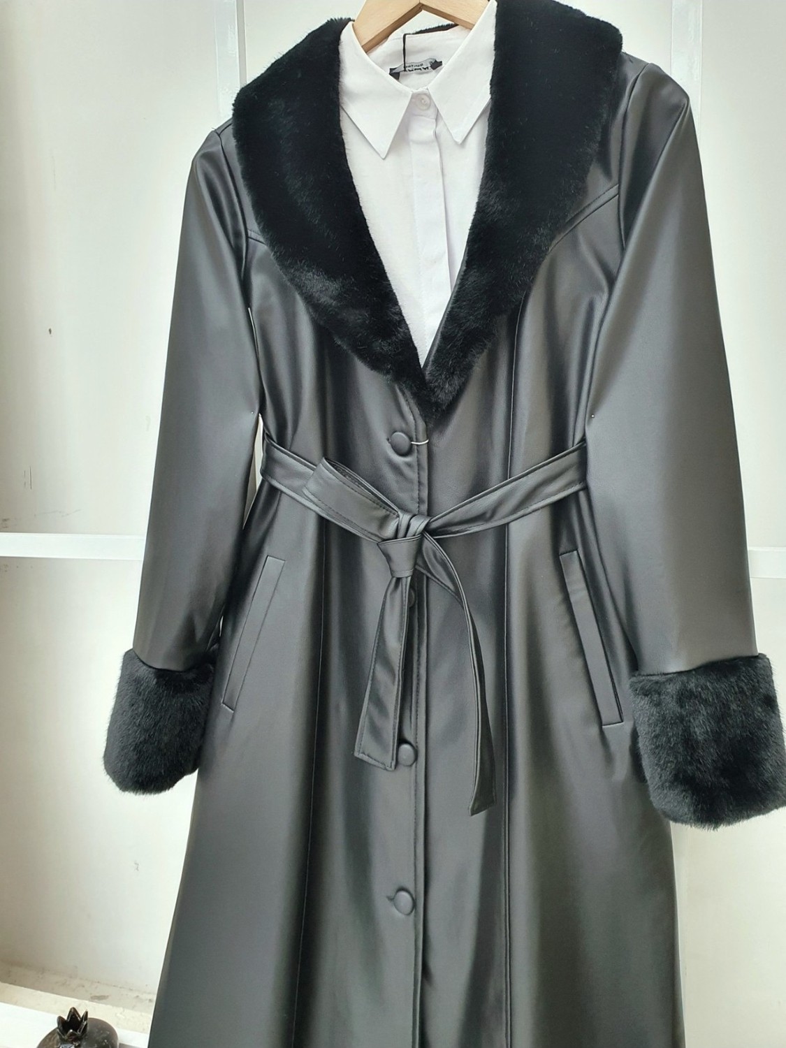 Moda Morfo Yakası ve Kol Manşeti Soft Peluş Deri Kap -Siyah görsel 3