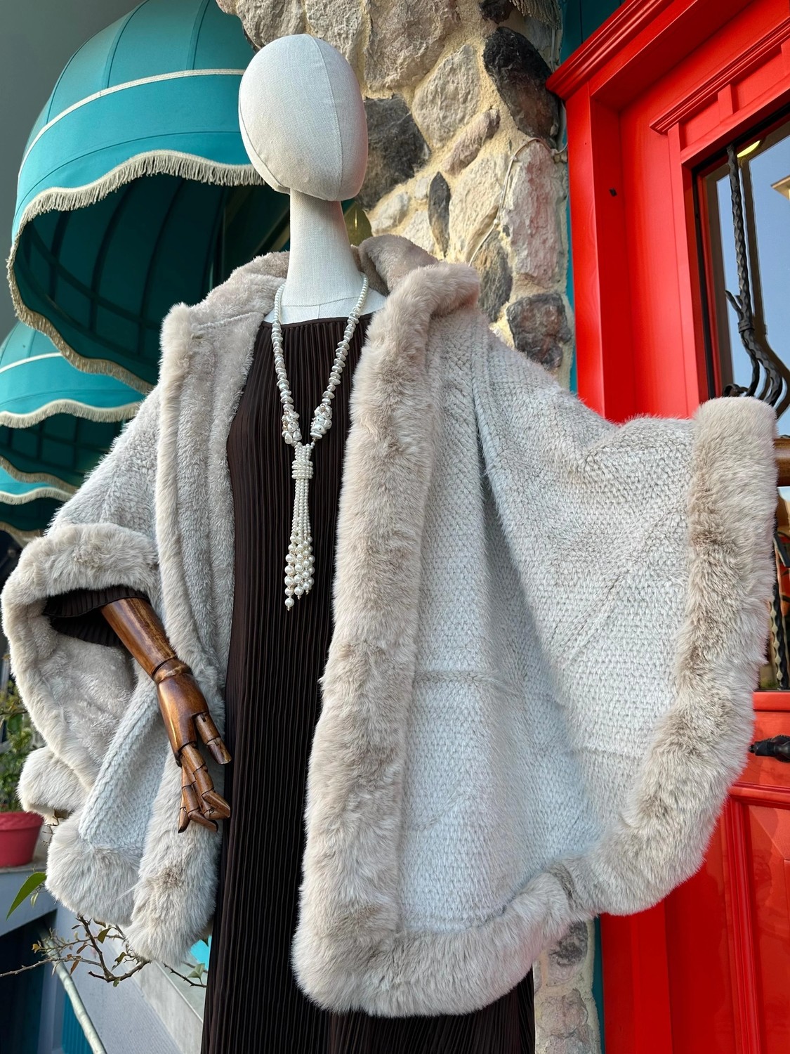Yılday Gür Butik Panço Kesim Pelerin Kürk - Ithal Ürün, Şık ve Özel Tasarım görsel 3