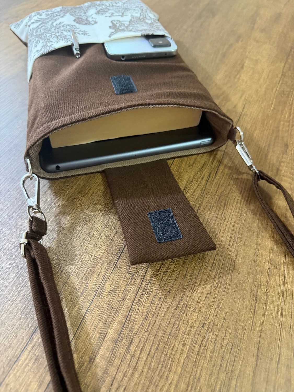 Aksesuar Sepeti El Yapımı, Fransız Köylüsü Desenli, Cepli, Taşıma Askılı, Kılıf Çanta, Tablet Kılıfı, Kitap Kılıfı görsel 4