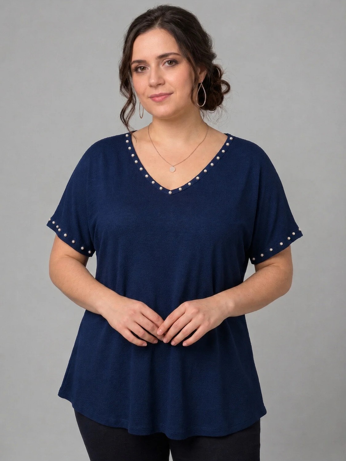 Curvy Trend Büyük Beden Yaka ve Kol Ucu Inci Işlemeli V Yaka Kısa Kol Geniş Etekli Bluz