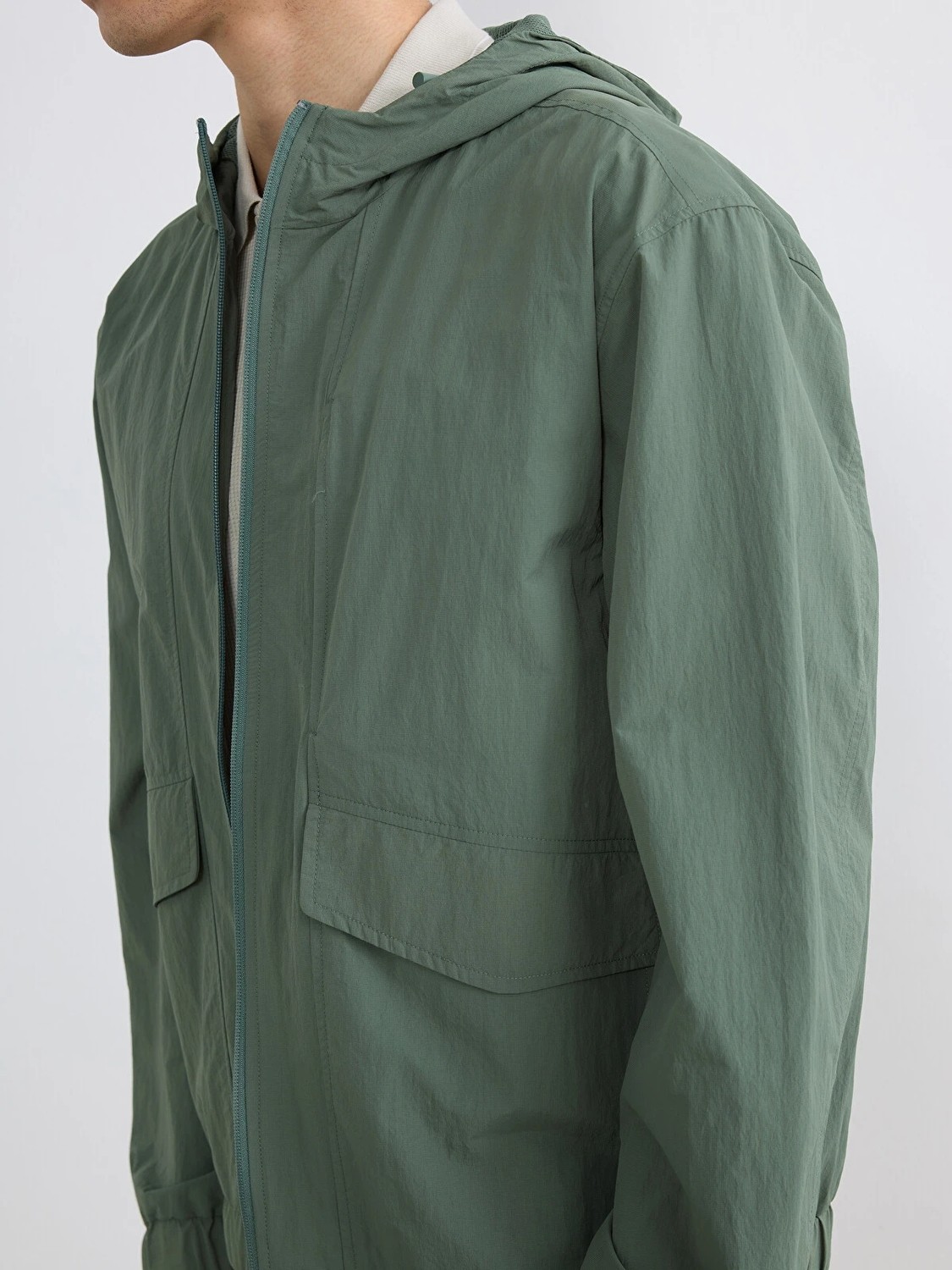 LC Waikiki Yeni Sezon Loose Fit Kapüşonlu Erkek Yağmurluk görsel 4