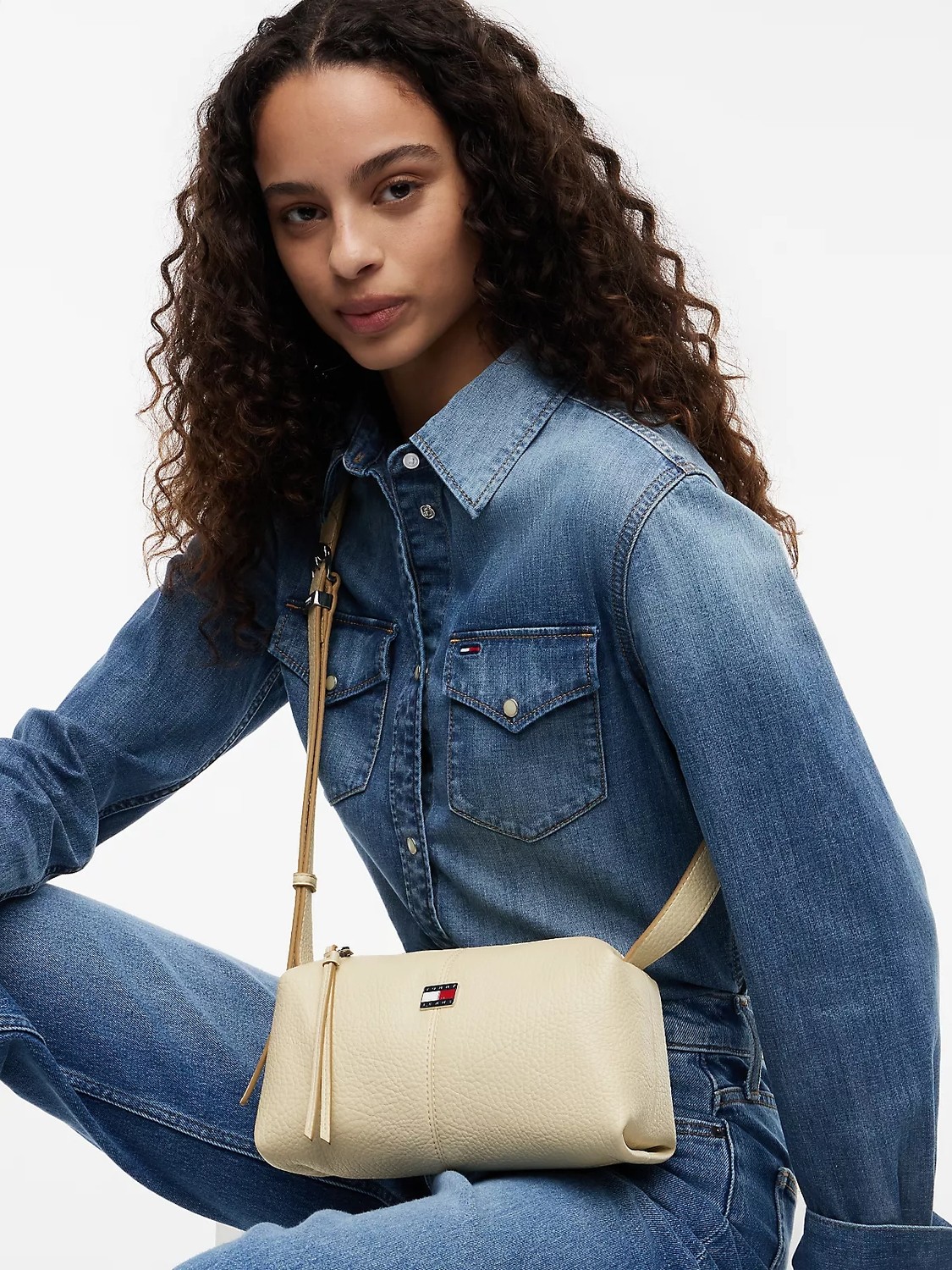 Tommy Hilfiger Kadın Kalın Askı Th Metal Logo Deri Fermuar Kapama Bej Omuz Çantası AW0AW18775-ACX görsel 7