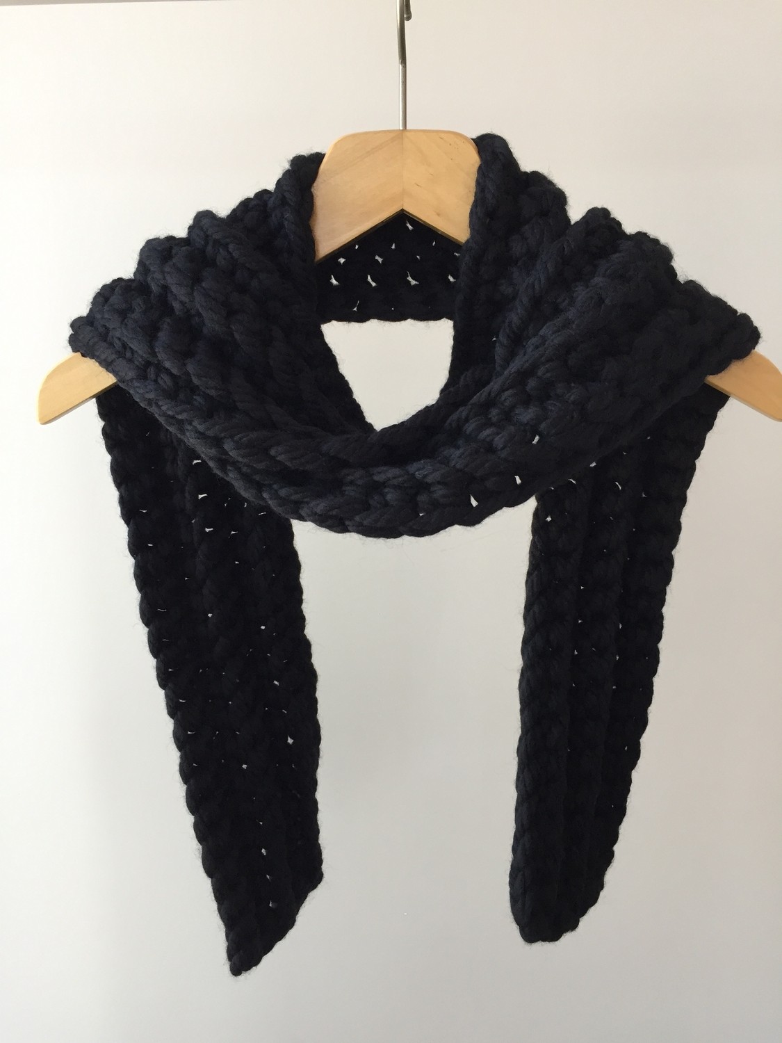 Mora Knit Atkı El Örgüsü % 100 Saf Yün Siyah Atkı görsel 3