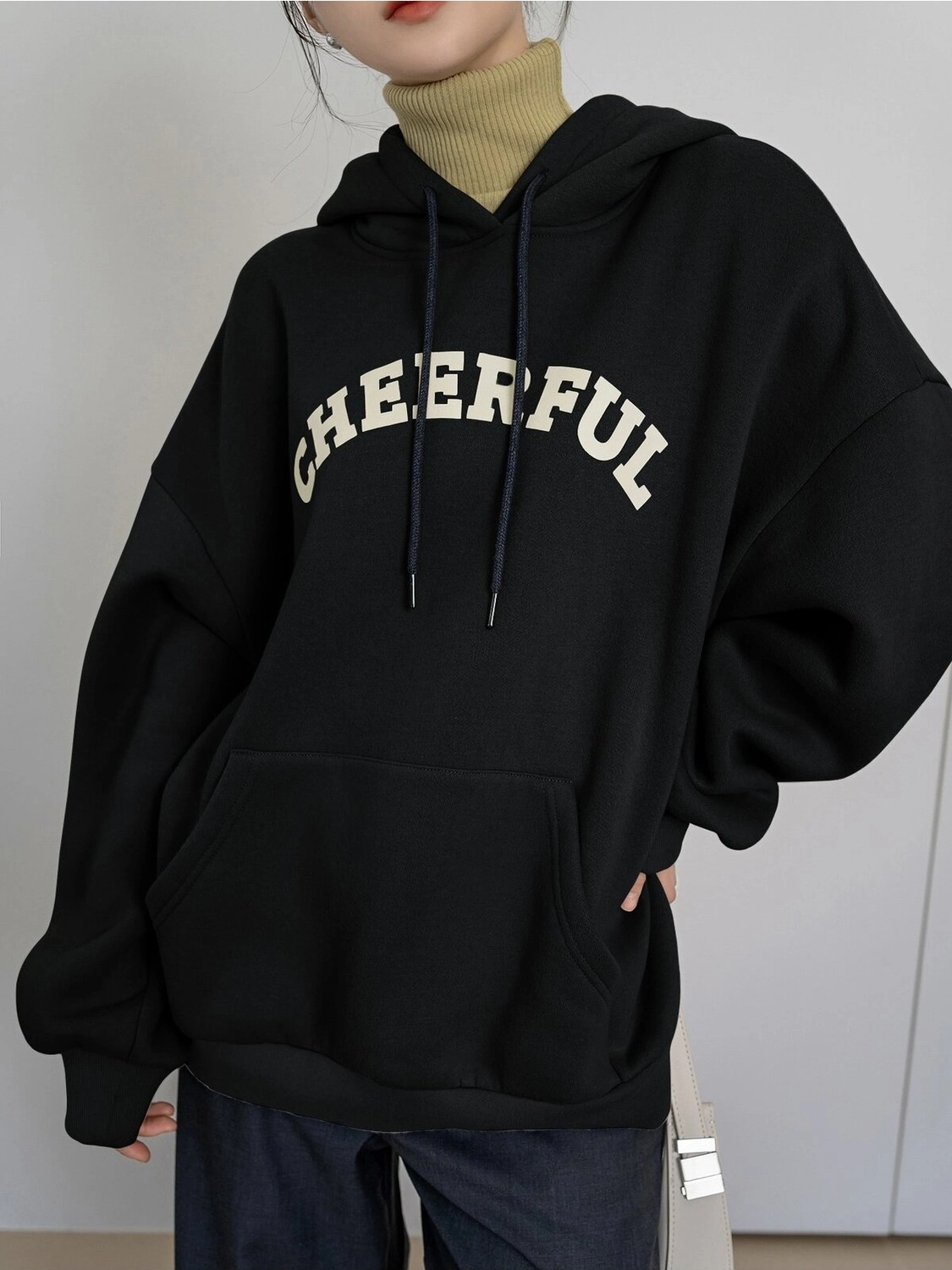 Tarzsokak Coke Serisi Dazy-Less Letter Graphic Kangaroo Pocket Drawstring Hoodie görsel 3