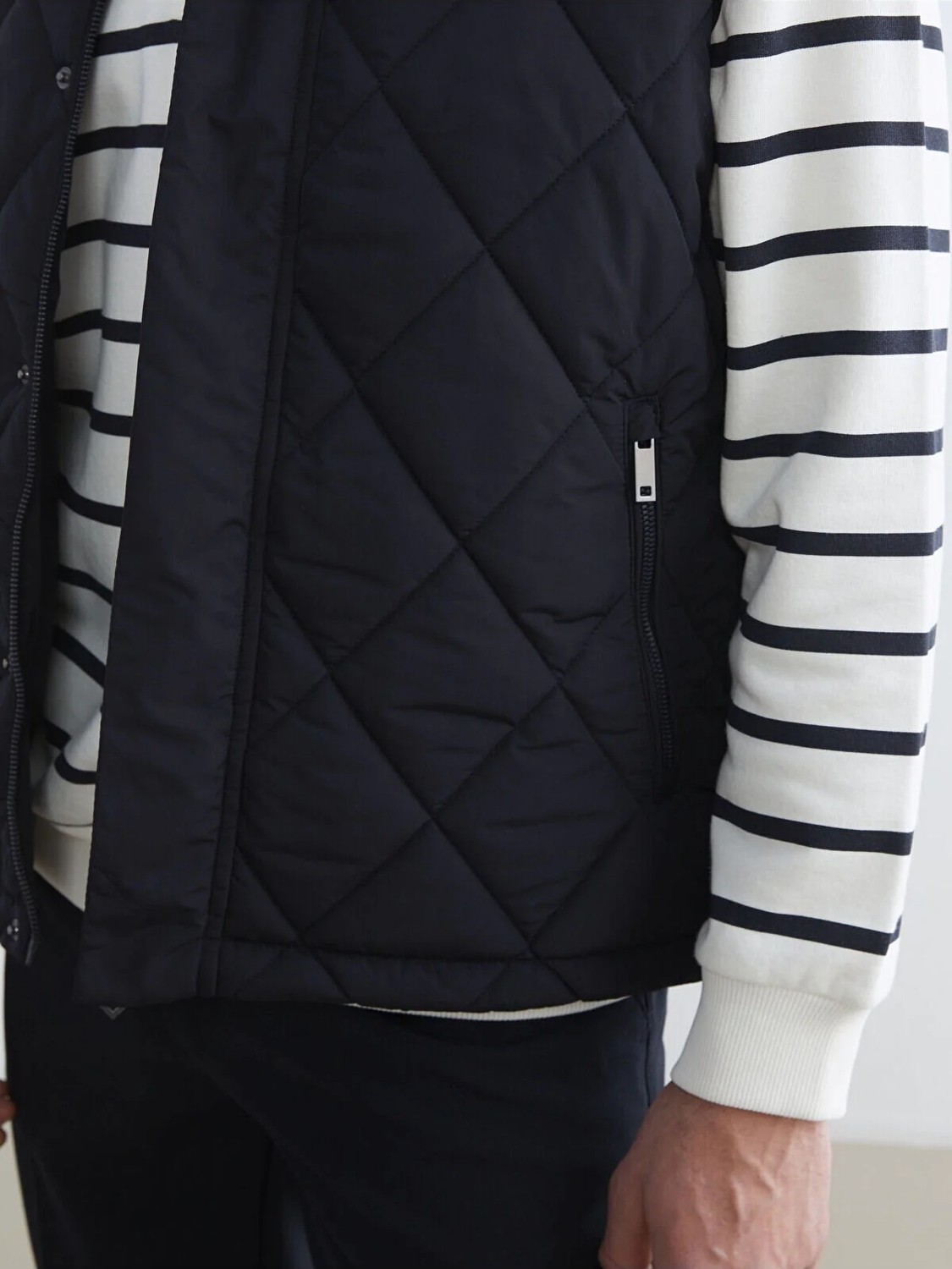 LC Waikiki Southblue Lacivert Standart Kalıp Dik Yaka Erkek Şişme Yelek görsel 3