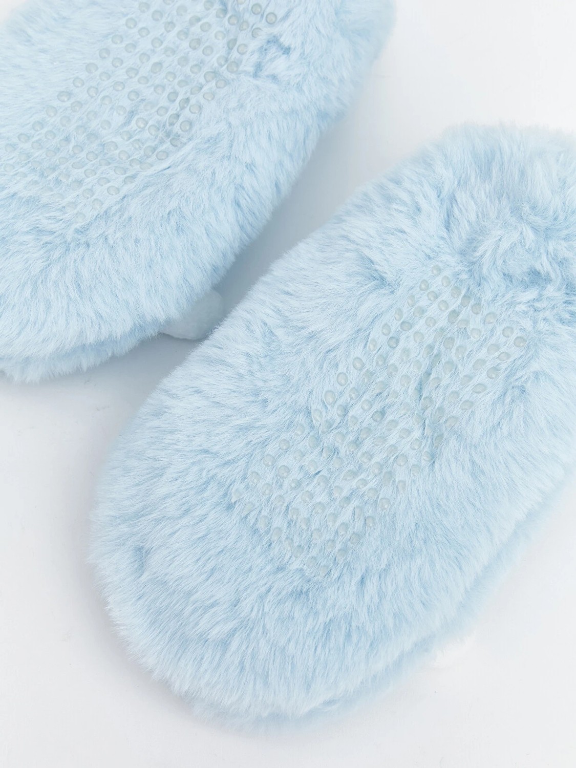 LC Waikiki Yeni Sezon Cinnamoroll Nakışlı Kaydırmaz Tabanlı Kız Çocuk Ev Çorabı görsel 3