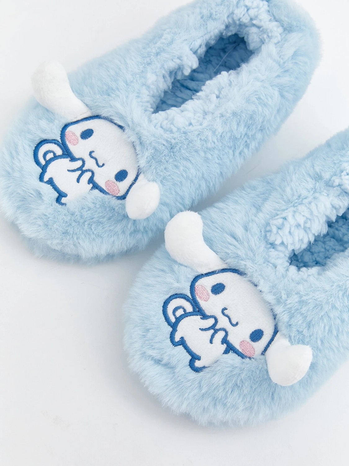 LC Waikiki Yeni Sezon Cinnamoroll Nakışlı Kaydırmaz Tabanlı Kız Çocuk Ev Çorabı görsel 2
