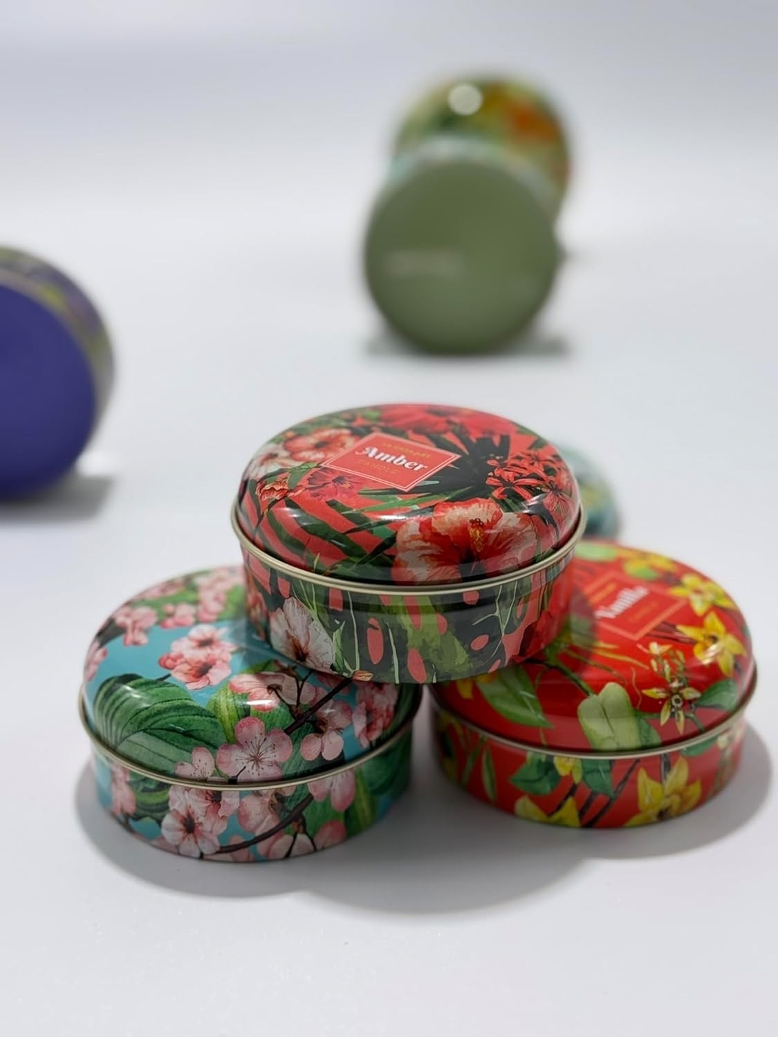 Özkaya Store 6'lı Metal Kutulu Renkli ve Kokulu Mum Seti, Farklı Renk ve Kokularla Uzun Süre Yanan Dekoratif Mumlar, Rahatlatıcı ve Ferahlatıcı Aromalar, Şık ve Dayanıklı Metal Kapaklı Tasarım, Hediye görsel 3