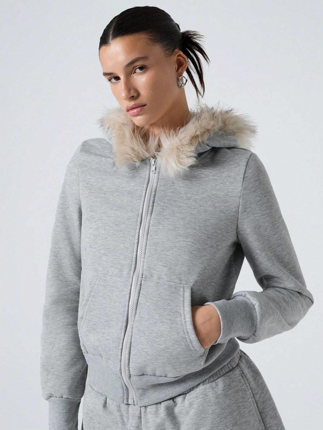 Afri Kadın Siyah Fermuarlı Kapüşonlu Sweatshirt, Kürkü Siyah Kapüşonlu, Cepli, Rahat Kalıp görsel 2