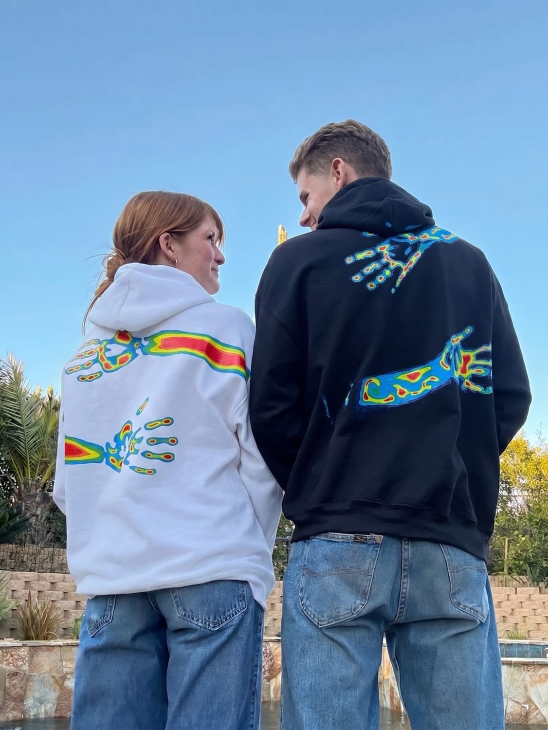 Macklin Sevgili - Arkadaş Çift Kombini Sarılan Eller Sırt Baskılı Özel Tasarım Kapüşonlu Sweatshirt 2li Takım