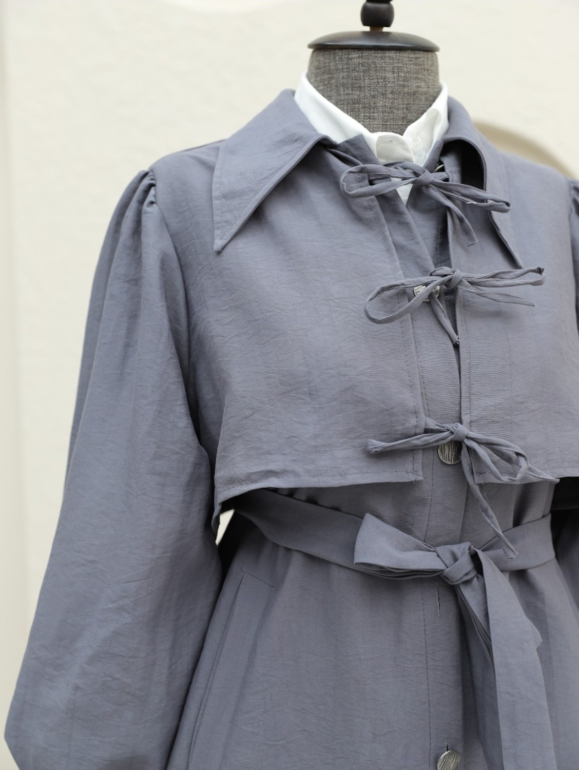 Moda Morfo Önü Bağlama Detaylı Düğmeli Cepli Trençkot -Füme görsel 4