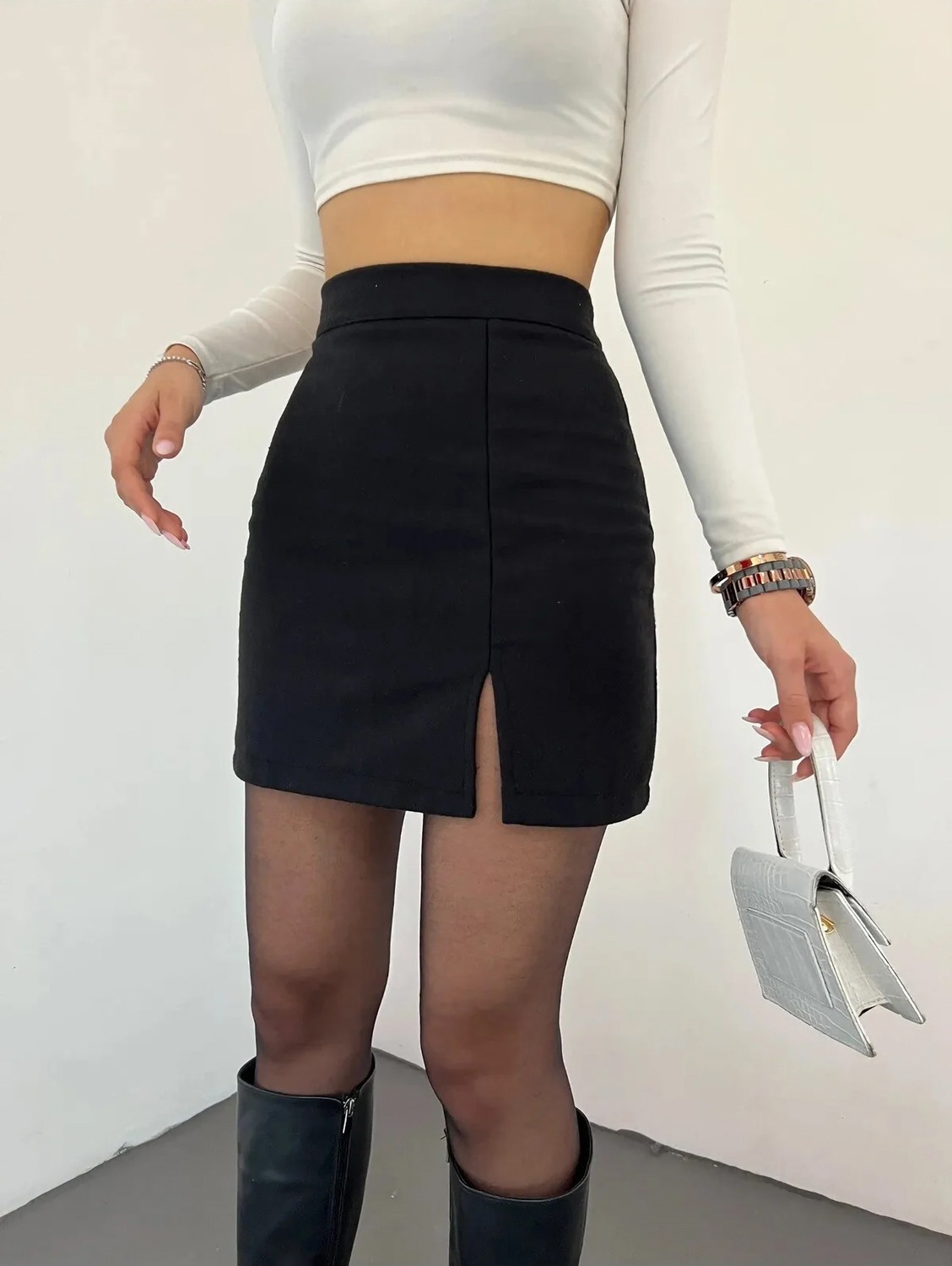 Hamera Siyah Esnek Kumaş Yırtmaçlı Mini Etek görsel 2