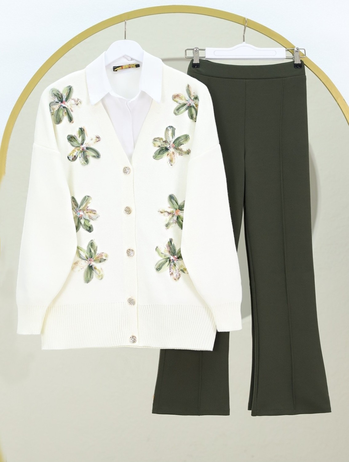 Moda Morfo V Yaka Organze Tül Çiçek Nakışlı Triko Hırka -Bej