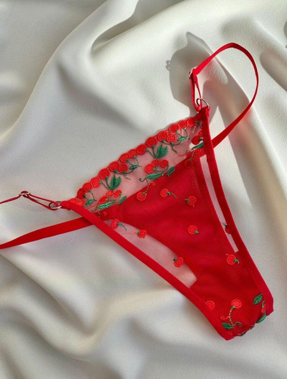 La Linaa Cherry Kırmızı Tanga Külotlu Sütyen Takımı Rahat ve Şık Kullanım Özelliği ile görsel 3