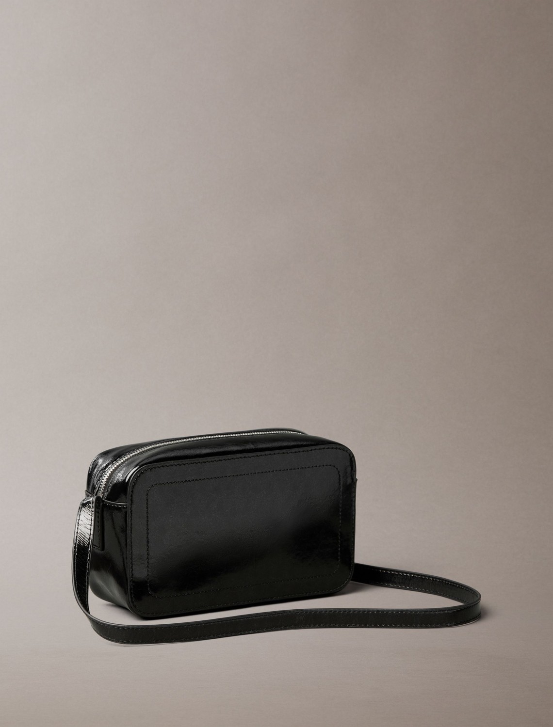 Calvin Klein Kadın Çapraz Çanta Siyah LV04F3331GUB1 Şık Görünüm ve Ergonomik Tasarım görsel 2