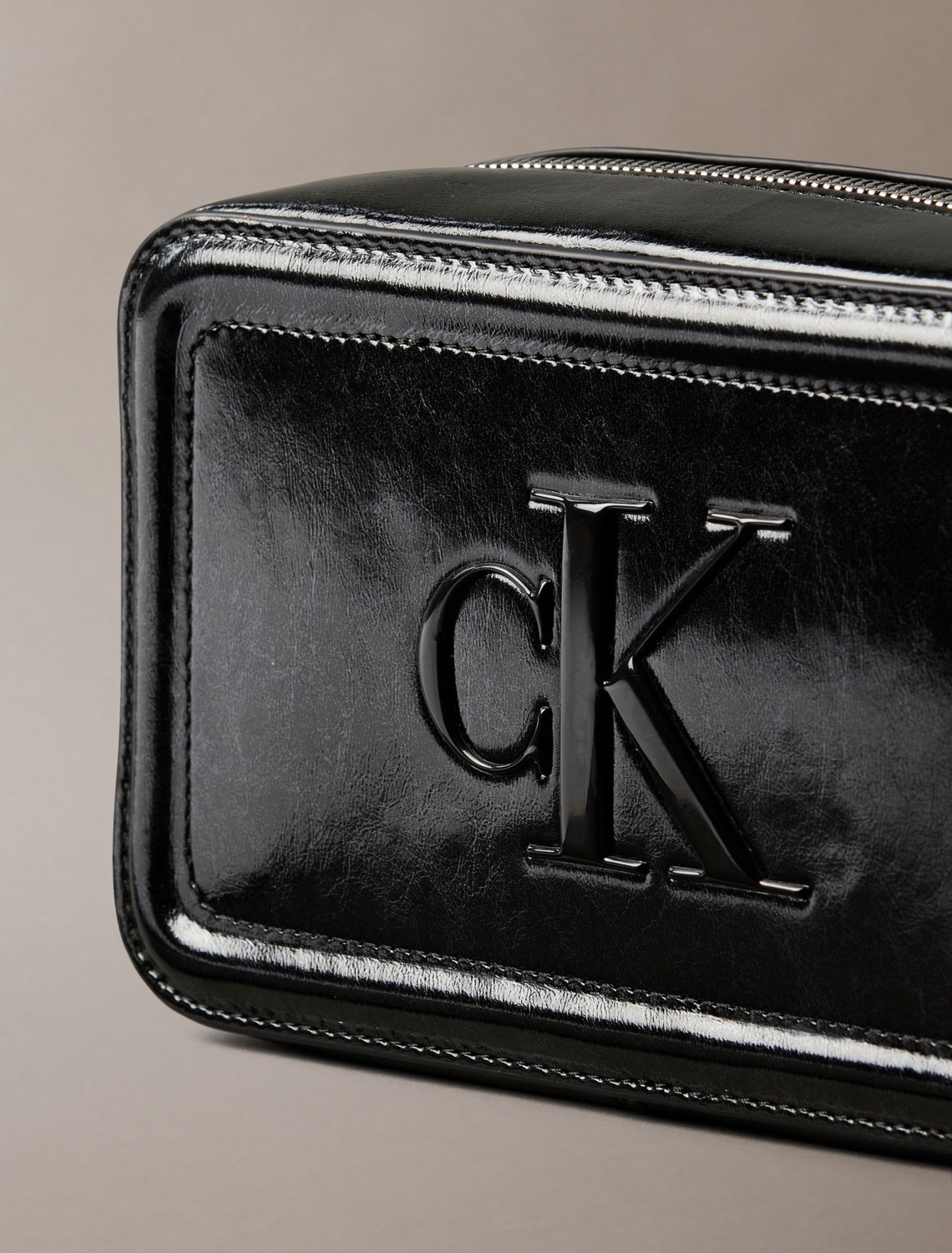 Calvin Klein Kadın Çapraz Çanta Siyah LV04F3331GUB1 Şık Görünüm ve Ergonomik Tasarım görsel 4