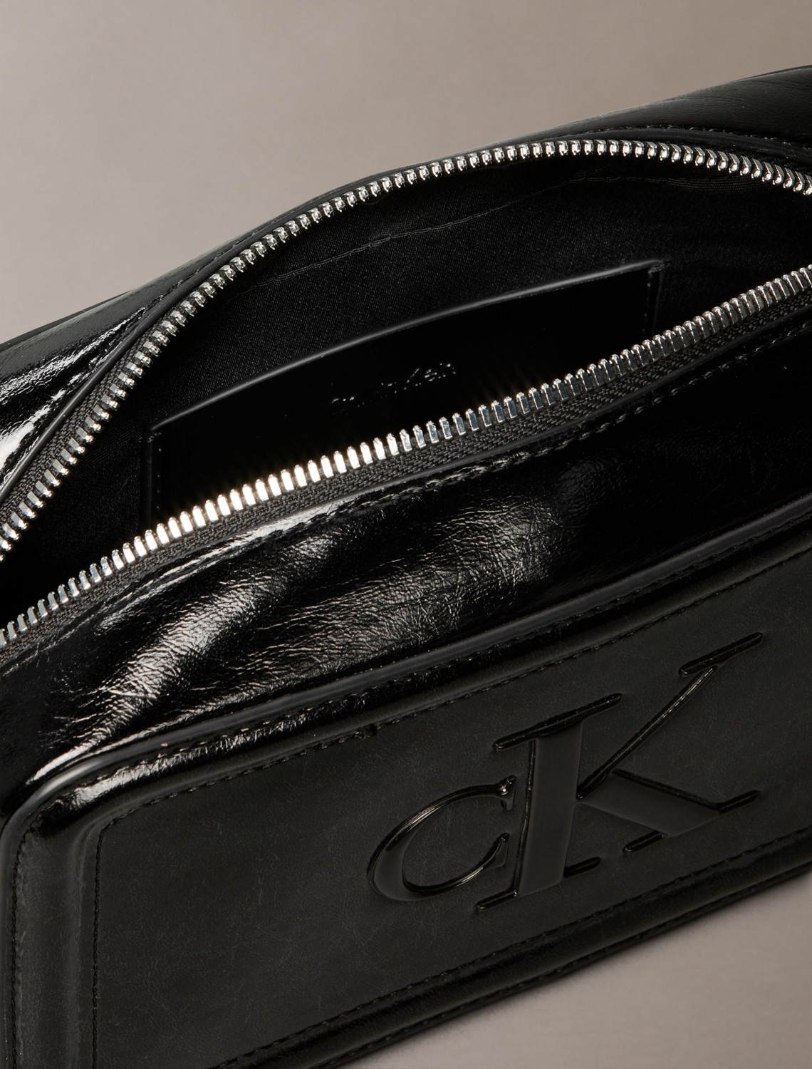 Calvin Klein Kadın Çapraz Çanta Siyah LV04F3331GUB1 Şık Görünüm ve Ergonomik Tasarım görsel 5