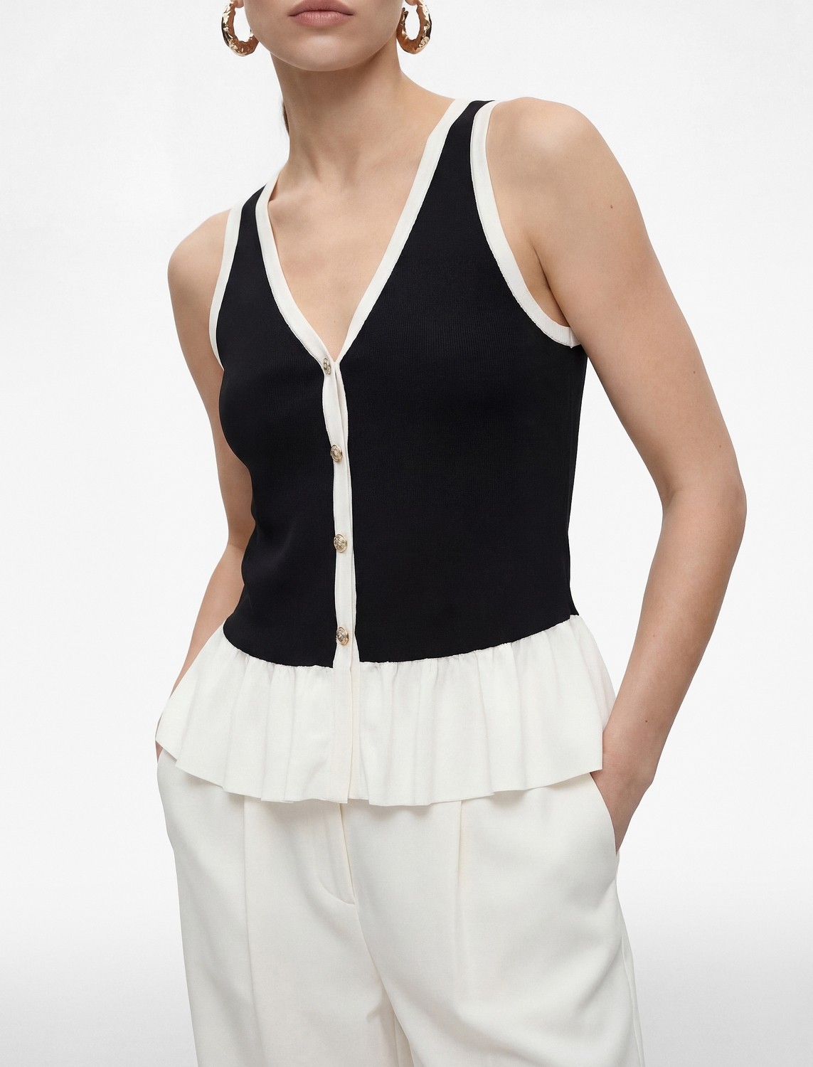 Koton Renk Kontrastlı Krep Scuba Kumaş Kolsuz Düğmeli V Yaka Fırfırlı Peplum Bluz görsel 3