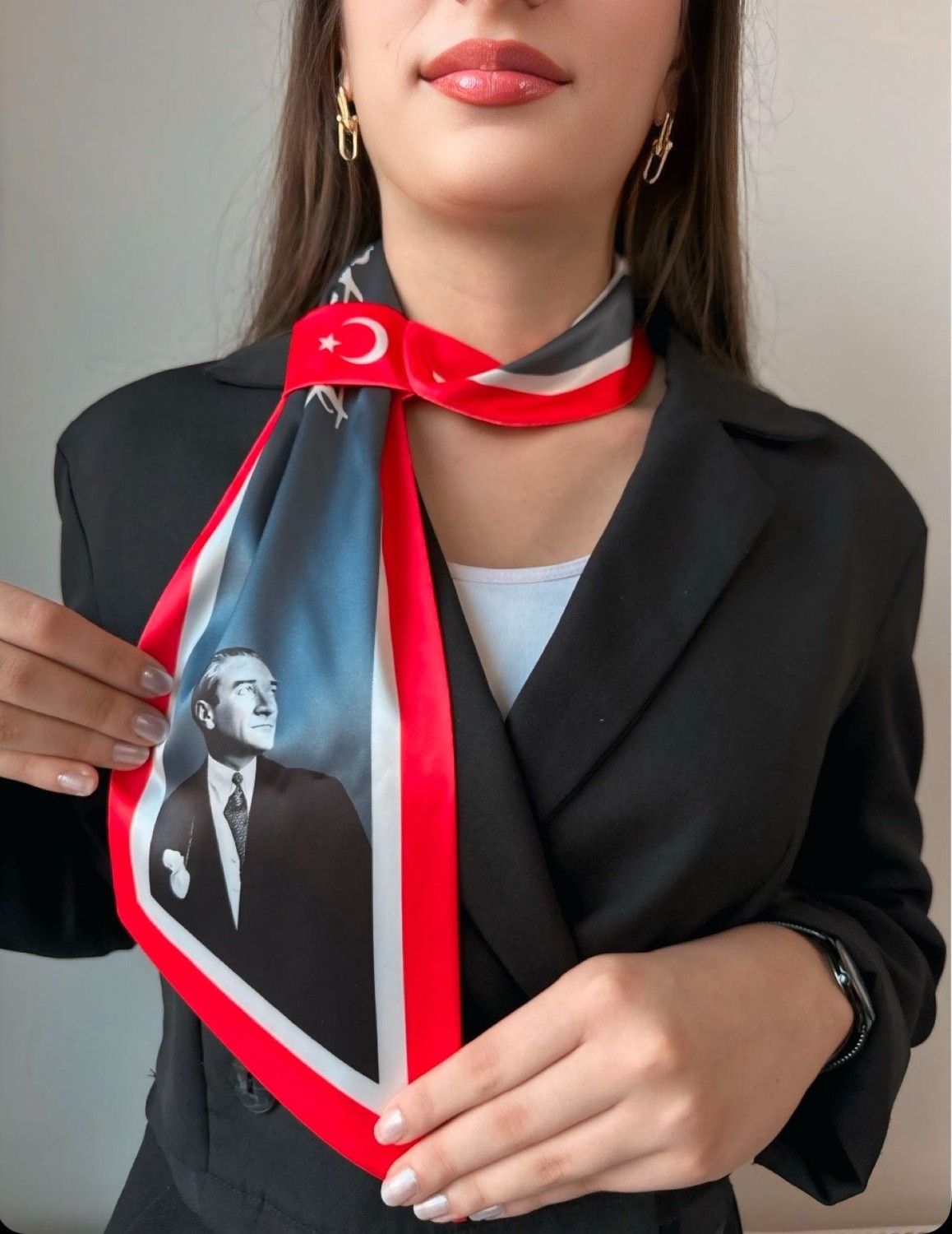 Emays Design Atatürk Portreli ve Imzalı Özel Tasarım Fular - Saten Kadın Şal görsel 2