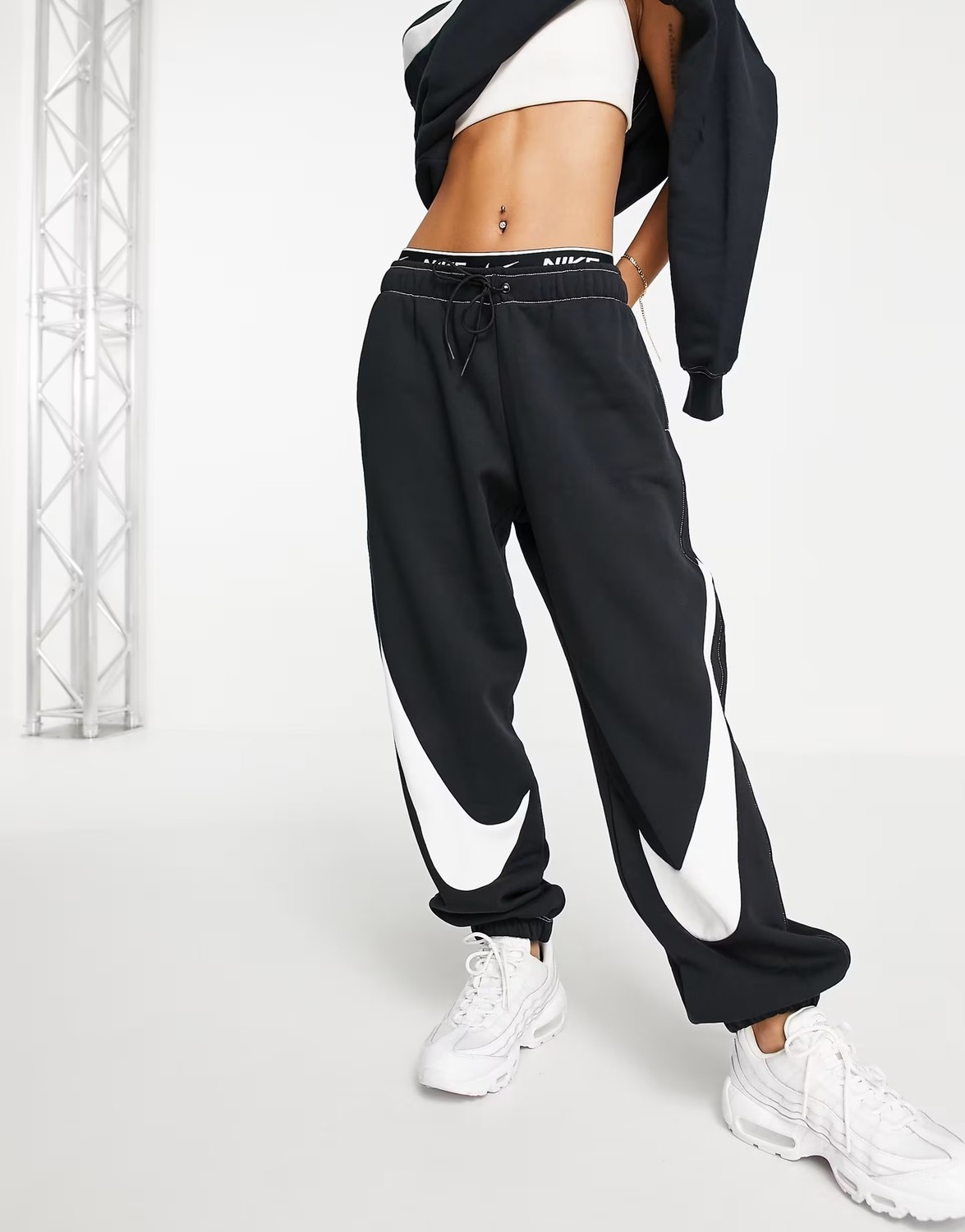 Nike Bol Kalıp Bir Beden Küçük Almanızı Öneriyoruz) Sportswear Swoosh Fleece Kadın Siyah Eşofman Altı görsel 5
