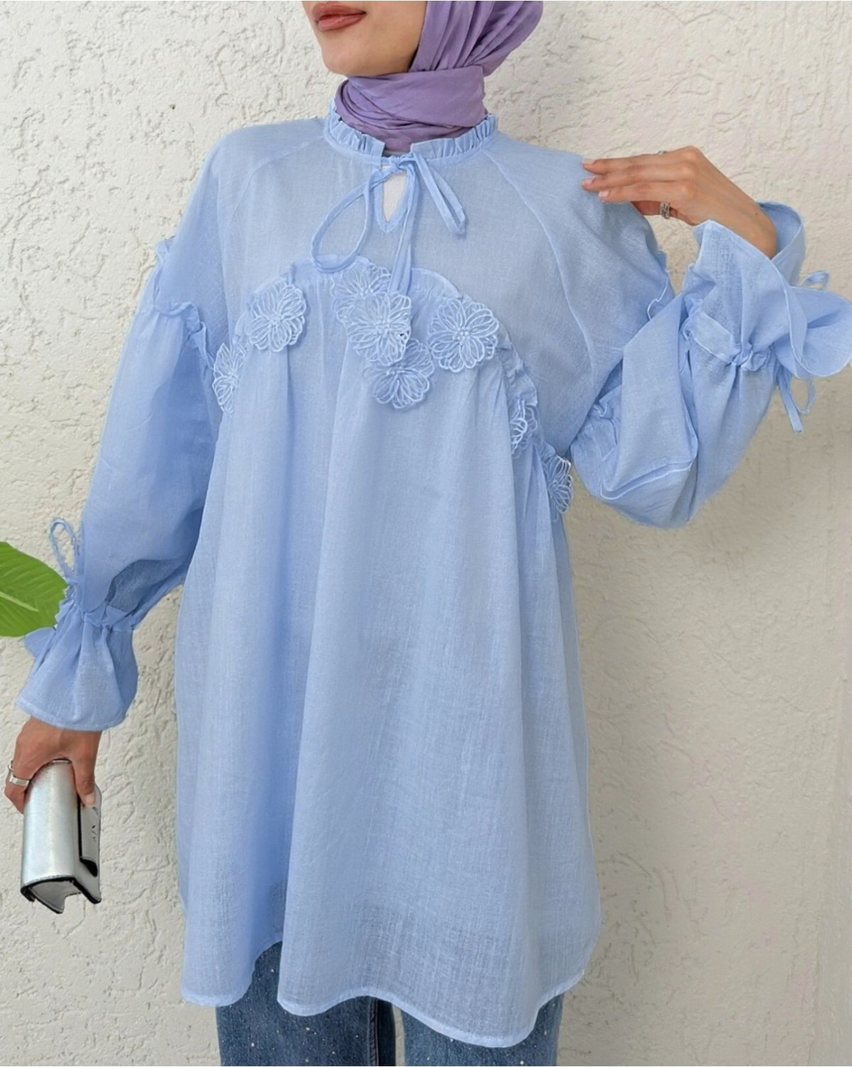Moda Morfo Yakası Ve Kolları Bağlamalı Önü Çiçek Detaylı Ham Keten Gömlek -Mavi görsel 4
