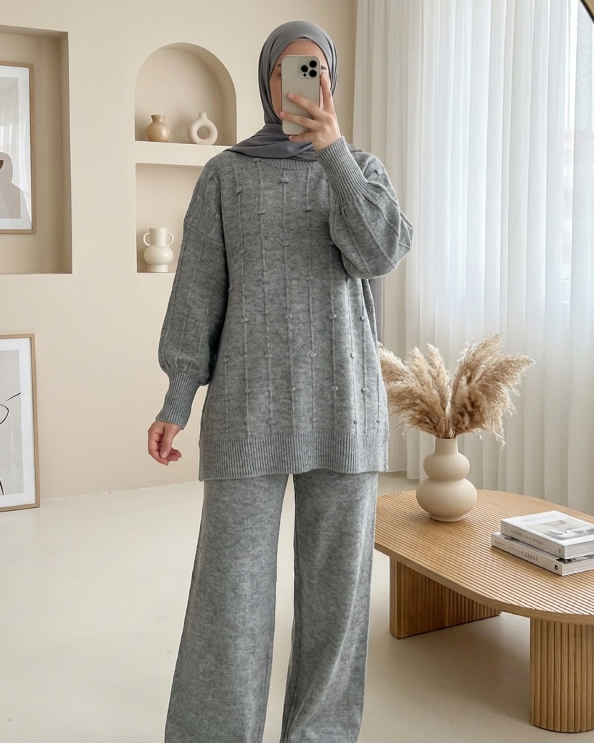 Moda Morfo Yanı Yırtmaçlı Ponponlu Yumoş Triko Kazak -Açık Vizon