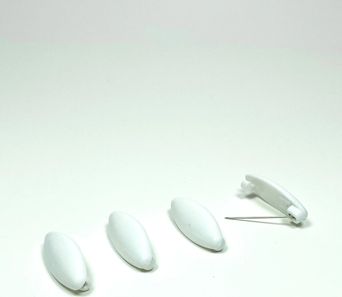 Herşey Trend 4 Adet Plastik Çengelli Eşarp ve Şal Iğnesi Beyaz 4 cm görsel 2