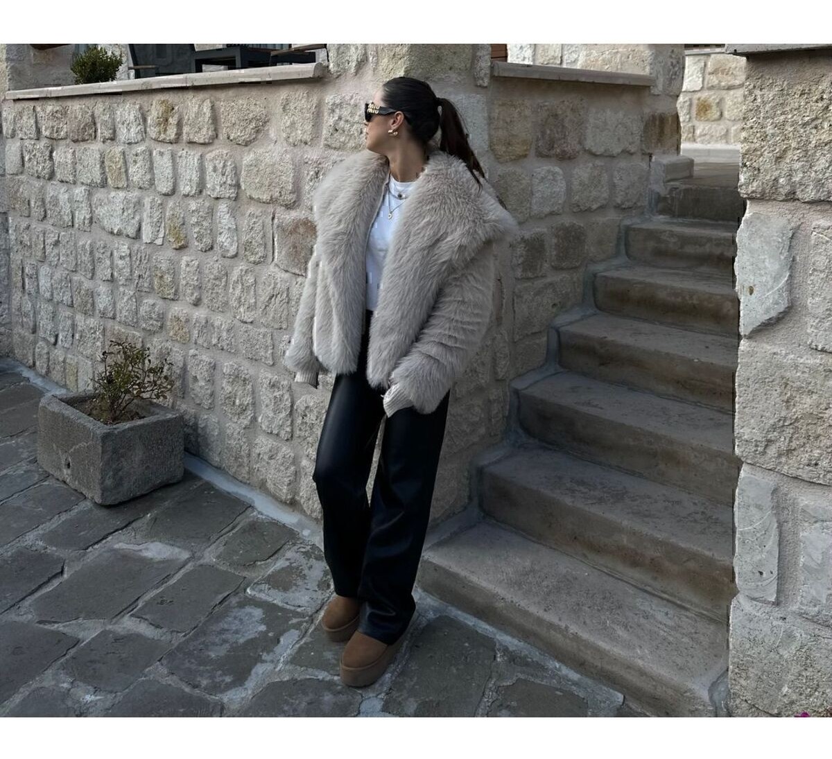 Sinem Kıvanç Co Taş Rengi Kadın Premium Kürk Uzun Kol Fermuarlı Yaka Astarlı Pelüş Günlük Model görsel 4