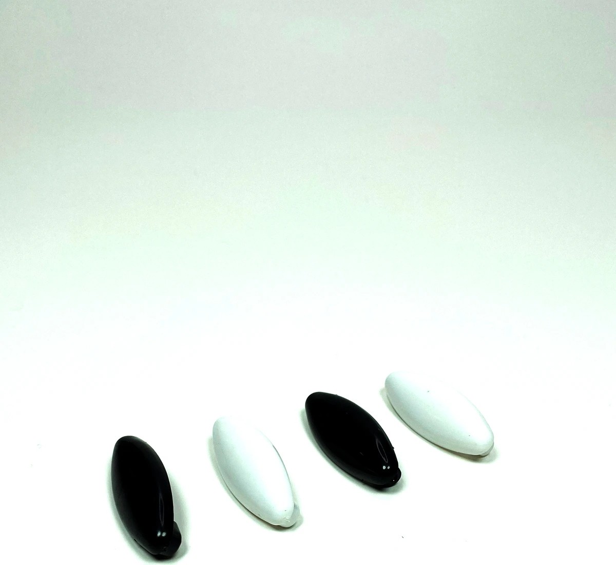 Herşey Trend 4 Adet Plastik Çengelli Eşarp ve Şal Iğnesi Siyah Beyaz 4 cm
