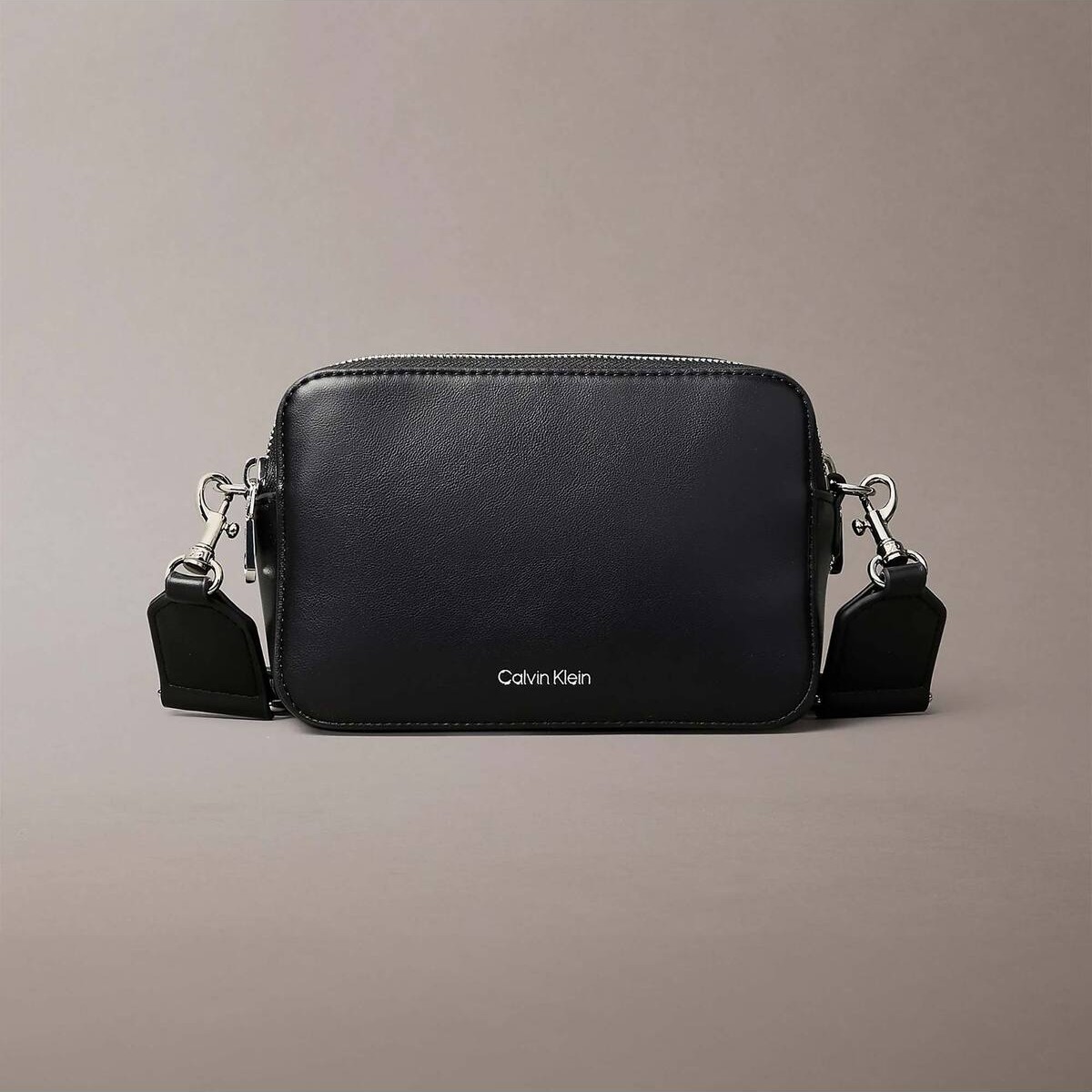 Calvin Klein Siyah Kadın Çapraz Çanta Ergonomik Tasarım ve Şık Görünüm ile Günlük Kullanım İçin görsel 3