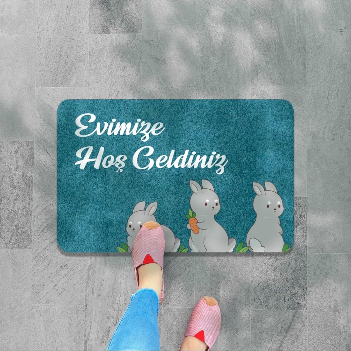 Özkaya Store M&h QUALITY(362) Dijital Baskılı Kapı Önü Paspas Hoşgeldiniz Yazılı Çiçek Desen ve Tavşan Iç ve Dış Kapı Yıkanabilir Siyah ve Mavi 45 x 70
