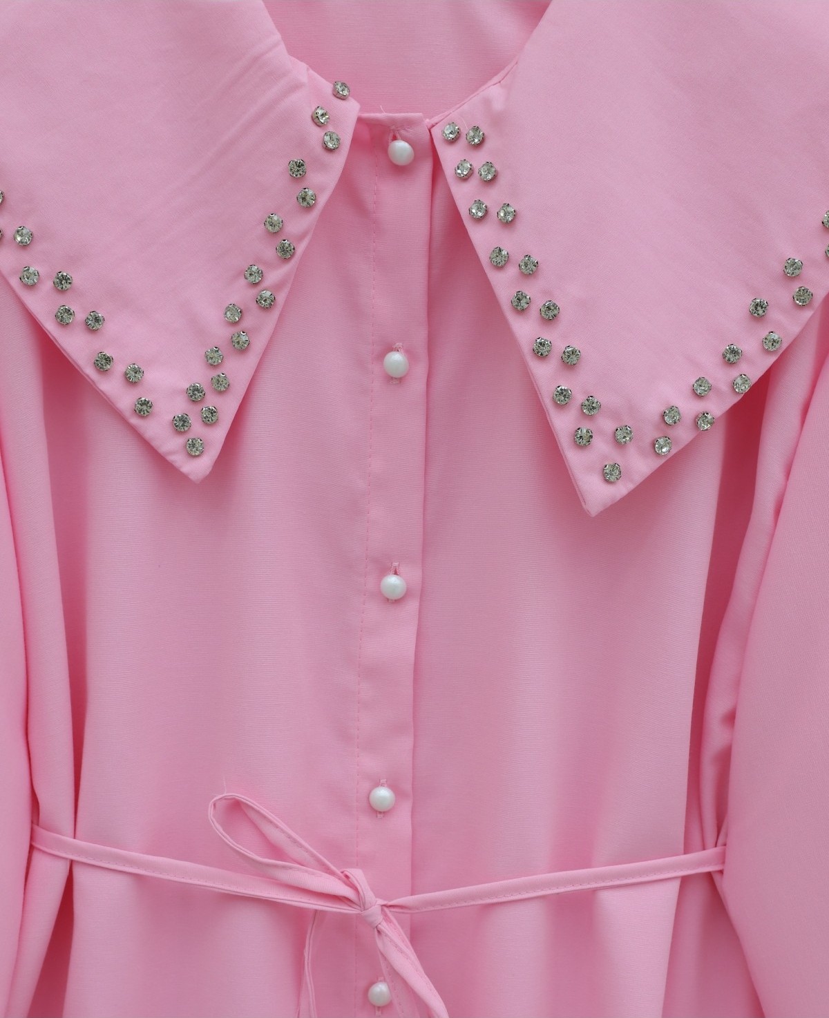Moda Morfo Geniş Yaka Yakası Taşlı Kolu Lastikli Düğmeli Bağcıklı Gömlek -Pembe görsel 4