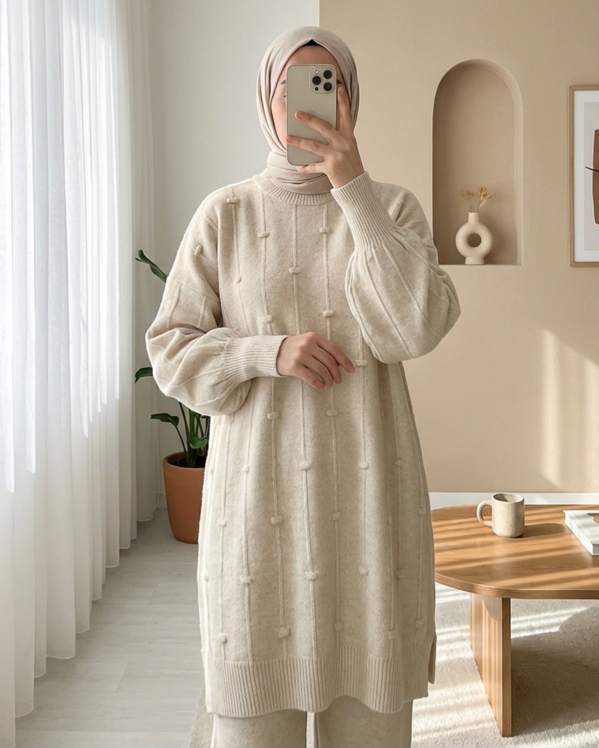 Moda Morfo Yanı Yırtmaçlı Ponponlu Yumoş Triko Kazak -Açık Vizon